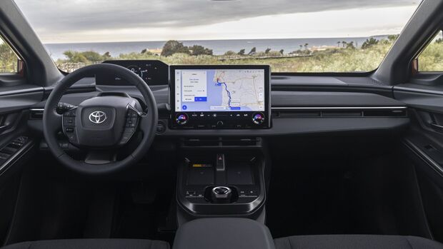 Innenraum des Toyota C-HR+ mit Cockpit, Lenkrad und zentralem Display