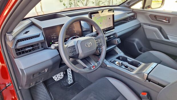 Innenraum des Toyota RAV4 mit Lenkrad, digitalem Display und Infotainment-System