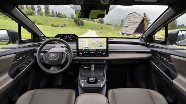 Innenraum des Toyota bZ4X Touring mit Digitalcockpit und Zentraldisplay