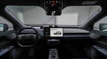 Innenraum des Volvo EX60 mit Lenkrad, zentralem Display und digitalem Cockpit