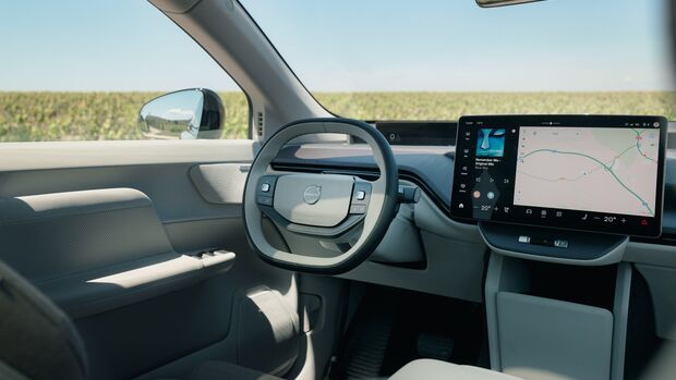 Innenraum des Volvo EX60 mit digitalem Cockpit und großem Zentraldisplay.