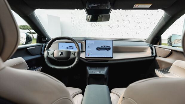 Innenraum des Volvo XC70 mit digitalem Kombiinstrument und zentralem Touchscreen im Cockpit.