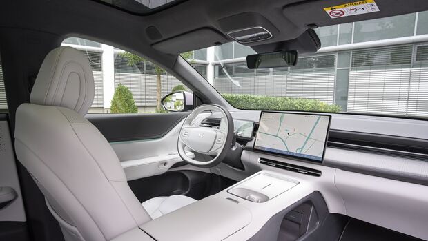 Innenraum des XPENG G6 RWD Long Range mit Lenkrad, digitalem Fahrerdisplay, zentralem Touchscreen und Mittelkonsole.