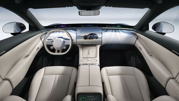 Innenraum des Xiaomi YU7 mit Lenkrad, großem Zentraldisplay und durchgehendem Dashboard-Display.