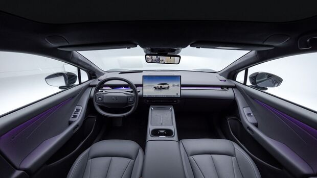 Innenraum des Xpeng P7+ mit Lenkrad, Armaturenbrett und zentralem Touchscreen