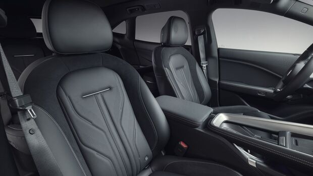 Innenraum des Zeekr 7GT mit Vordersitzen, Mittelkonsole, Armlehne und Türverkleidung in dunkler Ausführung.