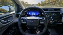 Innenraum eines Ford Puma Gen-E mit aktivem BlueCruise-System auf der Autobahn.