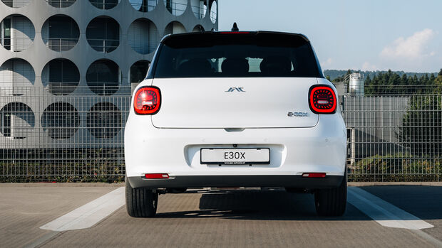 JAC bringt den E30X nach Deutschland. Der Elektro-Kleinwagen startet unter 30.000 Euro und kommt mit zwei Akkus.