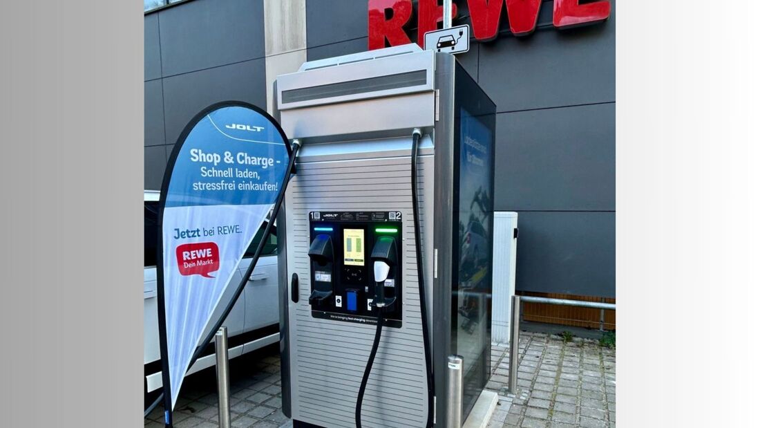 JOLT-Schnellladesaeule auf dem Parkplatz eines REWE-Markts in Heidelberg.