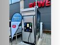 JOLT-Schnellladesaeule auf dem Parkplatz eines REWE-Markts in Heidelberg.