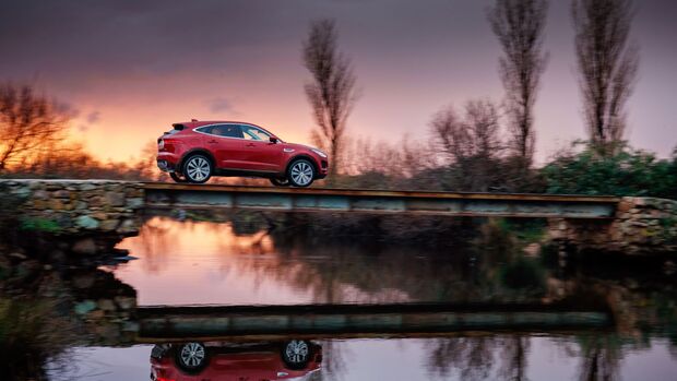 Jaguar E-Pace 2018 See Brücke seitlich Sonnenuntergang