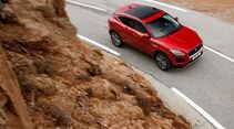 Jaguar E-Pace 2018 schräg oben fahrend Kurve rot