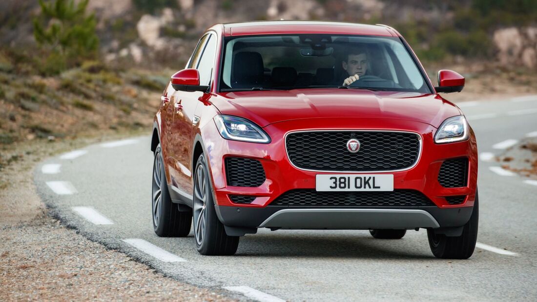 Jaguar E-Pace 2018 schräg vorne fahrend rot