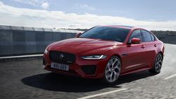 Jaguar XE, Modelljahr 2020, schräg, vorne, links