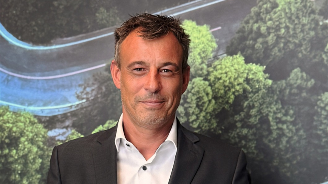 Jan Megow, Head of Innovation & Transformation bei MHC Mobility, vor einem Mobilitätsmotiv im Hintergrund.