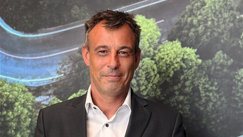 Jan Megow, Head of Innovation & Transformation bei MHC Mobility, vor einem Mobilitätsmotiv im Hintergrund.
