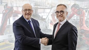 Jean Philippe Imparato, CEO von Stellantis in Europa, und Luca Sra, Chef der Truck Business Unit der Iveco Group, besiegeln die Kooperation.