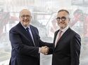 Jean Philippe Imparato, CEO von Stellantis in Europa, und Luca Sra, Chef der Truck Business Unit der Iveco Group, besiegeln die Kooperation.