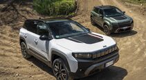 Jeep Compass 4xe vorne und Jeep Avenger 4xe hinten auf einer unbefestigten Strecke im Gelände.