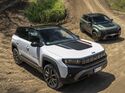 Jeep Compass 4xe vorne und Jeep Avenger 4xe hinten auf einer unbefestigten Strecke im Gelände.