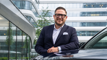 Jens Weichert, neuer Head of Sales von Chery Auto Deutschland, vor einem Fahrzeug
