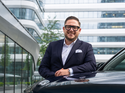 Jens Weichert, neuer Head of Sales von Chery Auto Deutschland, vor einem Fahrzeug