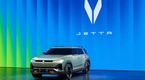 Jetta Elektro SUV Konzeptfahrzeug auf Bühne mit blauem Hintergrund