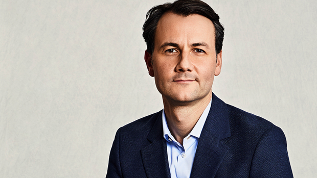 Jonas Wagner, Partner und Managing Director bei Berylls by AlixPartners, im Porträt vor neutralem Hintergrund