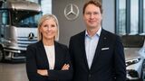 Karin Rådström (Daimler Truck) und Ola Källenius (Mercedes-Benz Group) vor Fahrzeugen ihrer Unternehmen. Beide kritisieren die EU-CO₂-Vorgaben und fordern realistischere Rahmenbedingungen für die Transformation.