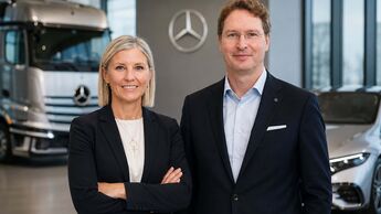 Karin Rådström (Daimler Truck) und Ola Källenius (Mercedes-Benz Group) vor Fahrzeugen ihrer Unternehmen. Beide kritisieren die EU-CO₂-Vorgaben und fordern realistischere Rahmenbedingungen für die Transformation.
