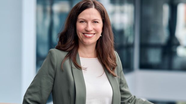 Katharina Decken von ADS-TEC Energy spricht über Ladeinfrastruktur, Netzanschluss und Schnellladen für E-Flotten.