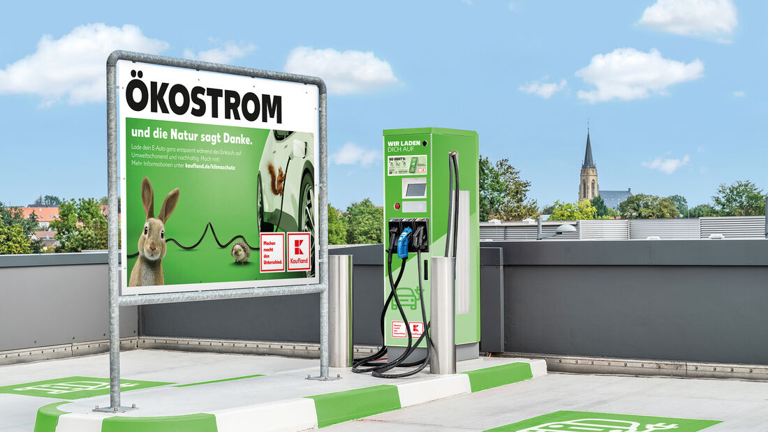 Kaufland-Parkplatz mit E-Ladestation. Die Schwarz-Gruppe stoppt in Deutschland vorerst neue E-Dienstwagen.