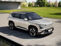 Kia EV5 Elektro-SUV in heller Lackierung als Front-Seitenansicht auf befestigter Fläche im Außenbereich