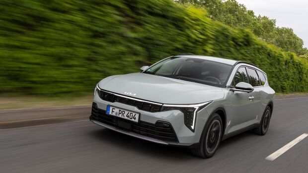 Kia K4 Sportswagon in Bewegung auf einer Straße mit seitlicher Frontperspektive.
