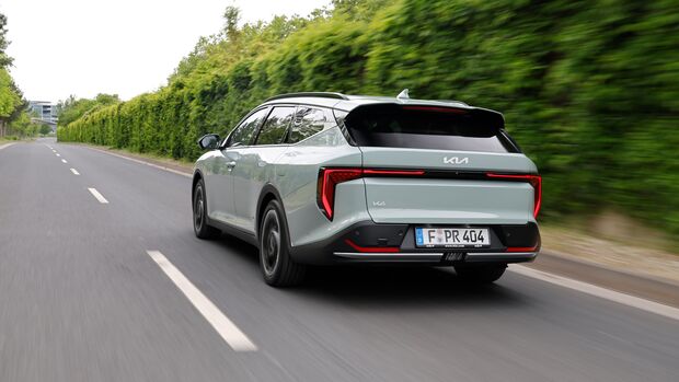 Kia K4 Sportswagon in Heckansicht während der Fahrt auf einer Straße.