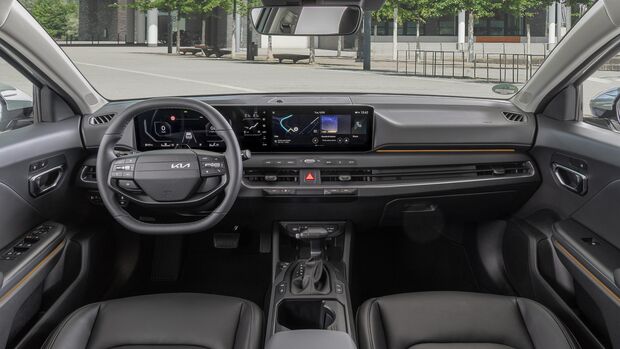 Kia K4 Sportswagon in Heckansicht während der Fahrt auf einer Straße.