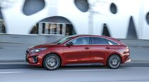 Kia Proceed 2019, rot,  fahrend, seitlich, links