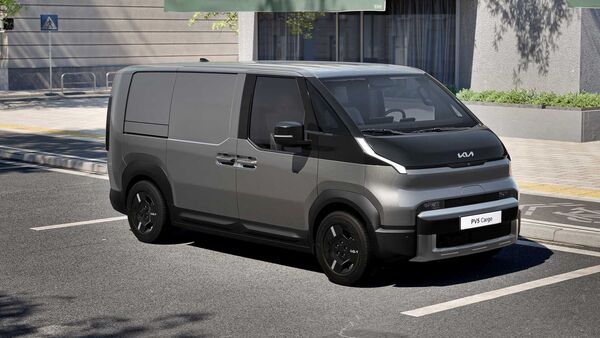 Kia Pv5 Cargo parkt an einer Seitenstraße.