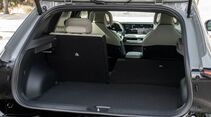 Kofferraum des Kia EV4 mit umgeklappter Ruecksitzlehne und ebenem Ladeboden.