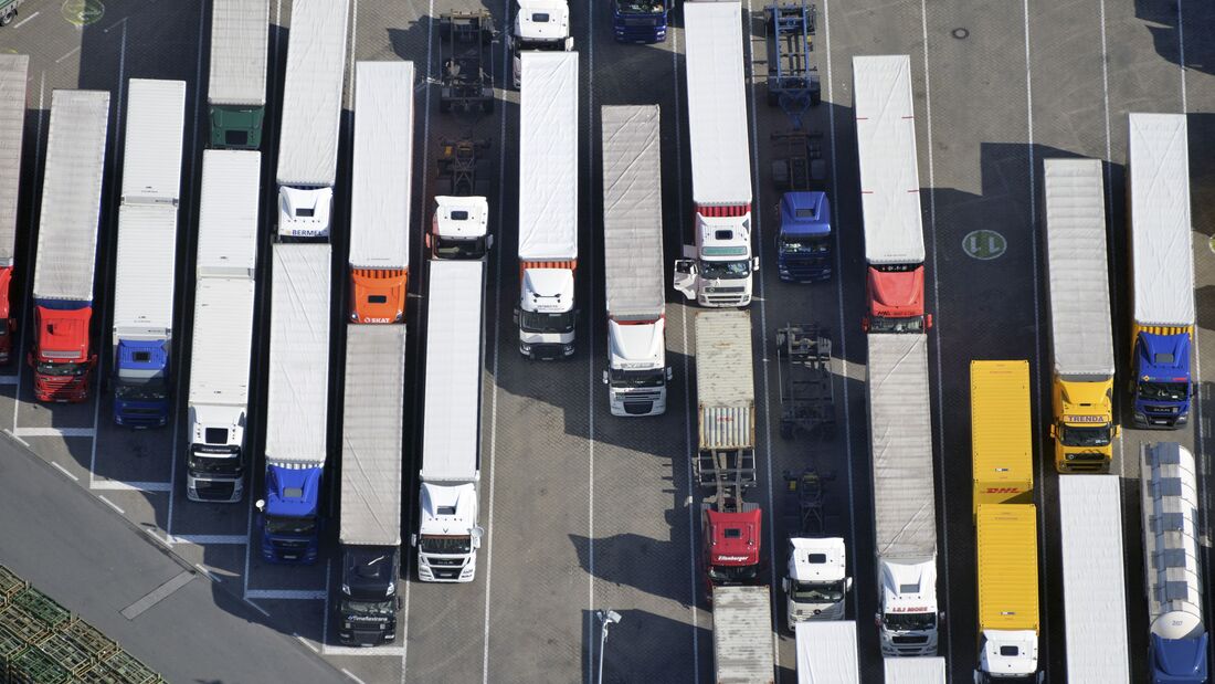 LKW Parkplatz : EUROPA, DEUTSCHLAND, HAMBURG, (EUROPE, GERMANY), 09.04.2017 LKW Parkplatz in Hamburg Moorfleet