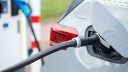 Ladekabel eines Elektroautos an einer Ladesaeule am Unternehmensstandort waehrend eines Ladevorgangs