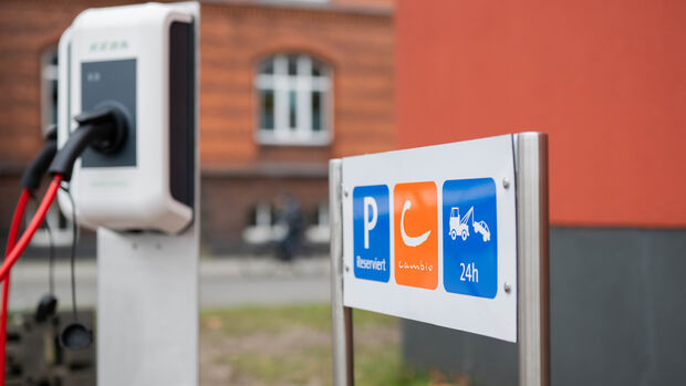 Ladesäule an einer cambio-Station: Rund 12 Prozent der Carsharing-Flotte sind laut Geschäftsführer Jagemann elektrisch.