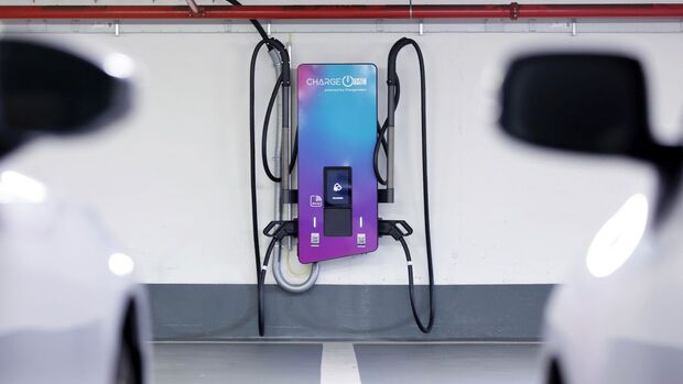 Ladestation für Elektrofahrzeuge im Parkhaus eines Unternehmens