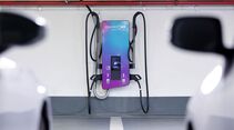 Ladestation für Elektrofahrzeuge im Parkhaus eines Unternehmens