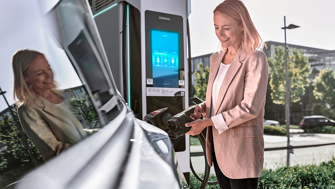 Ladestation mit Frau, DKV, Siemens emobility