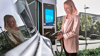 Ladestation mit Frau, DKV, Siemens emobility
