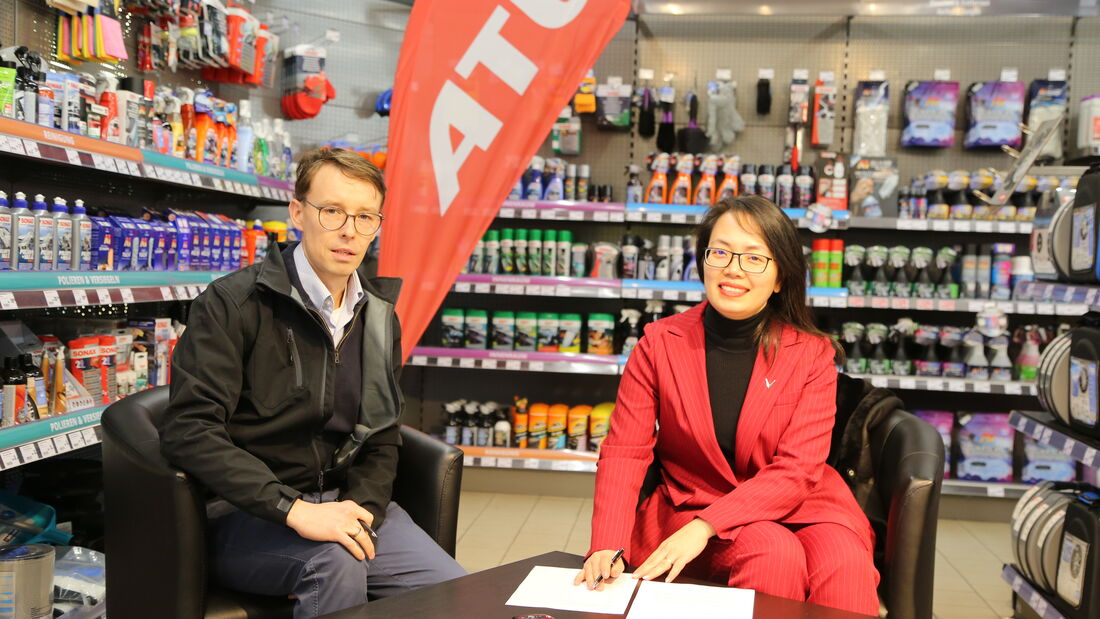 Lars Heyne, Geschäftsführer Transformation bei ATU, und Le Thi Thu Trang, CEO von VinFast Europe, haben den Kooperationsvertrag unterzeichnet.