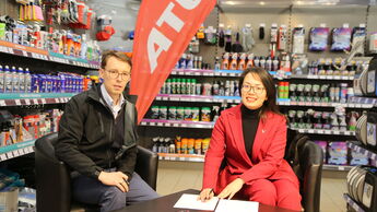 Lars Heyne, Geschäftsführer Transformation bei ATU, und Le Thi Thu Trang, CEO von VinFast Europe, haben den Kooperationsvertrag unterzeichnet.