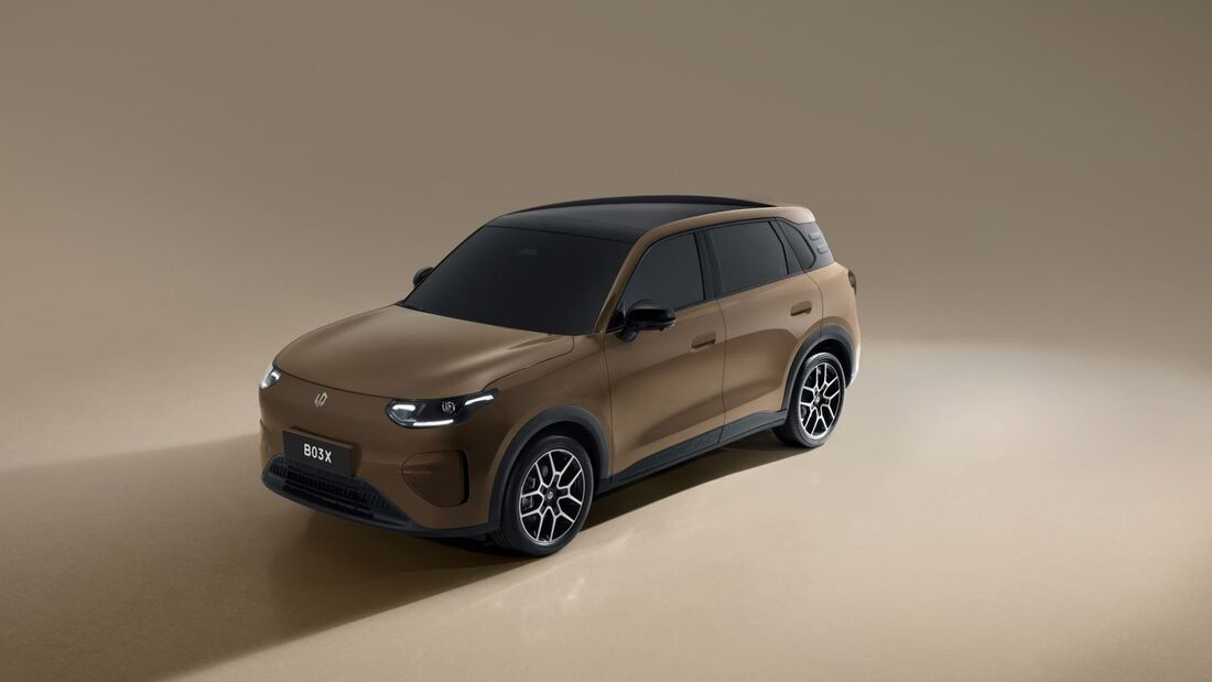 Leapmotor B03X als Elektro-SUV in Braun, schräg von vorn in Studiooptik, schwarzes Dach und Leichtmetallfelgen sichtbar.