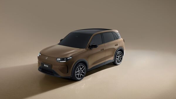 Leapmotor B03X als Elektro-SUV in Braun, schräg von vorn in Studiooptik, schwarzes Dach und Leichtmetallfelgen sichtbar.